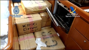 La Policía intercepta un narcovelero con 400 kilos de cocaína