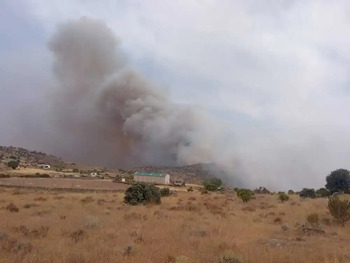 Un incendio azota San Juan de la Nava en Ávila