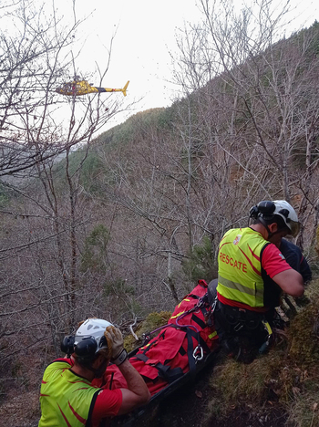 Rescatan a una pareja en Valmala tras una caída de 10 metros