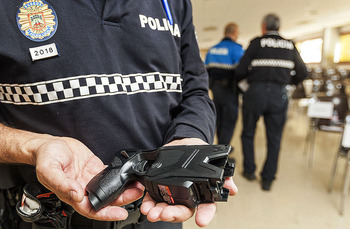 La Policía llevará una cámara en el uniforme al usar la táser