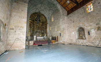 Reparan el suelo de la iglesia de Canicosa frente a la humedad