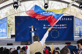 Feijóo se lanza a por el voto de la comunidad hispana