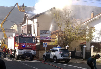 Las llamas destrozan la Casa de los Alonso en Puentedey