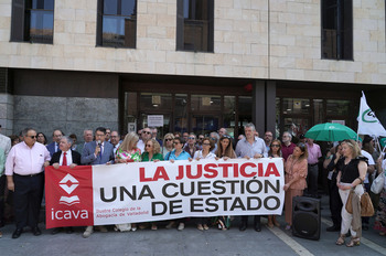 Abogados y procuradores piden en la calle un pacto en Justicia