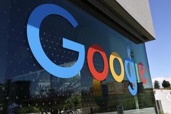 Europa investiga las tiendas digitales de Google y Apple
