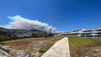 El enorme incendio de Rodas deja al menos 30.000 evacuados
