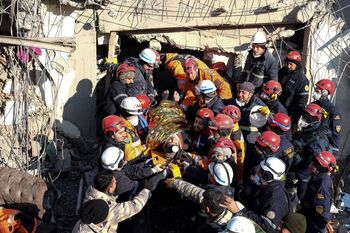 Salvan a tres jóvenes en Turquía tras 198 horas entre escombros