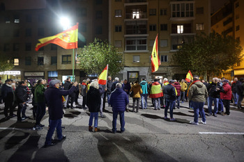 Tercer día de protestas frente a la sede del PSOE en Burgos