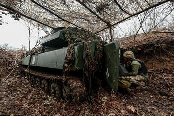 Las tropas rusas insisten en cercar Avdivka pese a las bajas