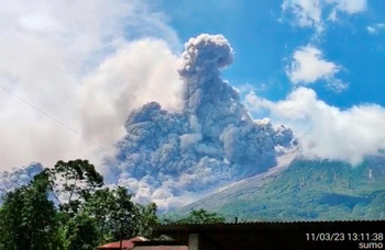 El volcán indonesio Merapi vuelve a despertar