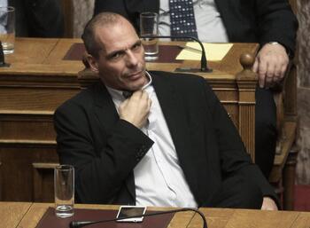 Unos encapuchados dan una paliza al exministro Varoufakis