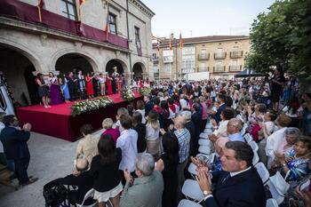 Dos vecinos que «admirar» visten a Villarcayo de fiesta