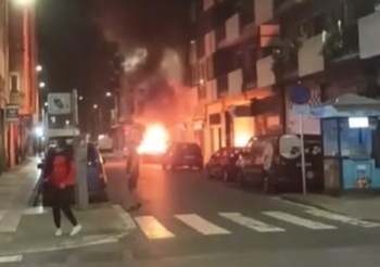 Arde un coche en pleno centro de Miranda durante la noche