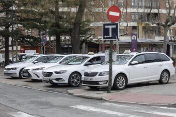 Los taxistas siguen sin respuesta a subir un euro sus tarifas
