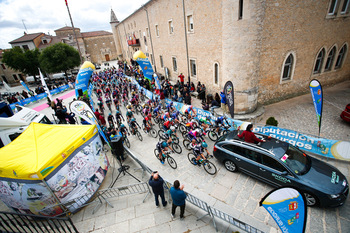 La tercera etapa de la Vuelta a Burgos ya ha comenzado