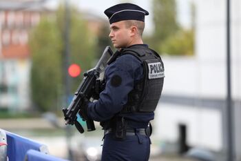 La Policía dispara y reduce a una posible terrorista en París