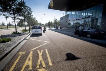 Movilidad urge al taxi aumentar su presencia en las paradas