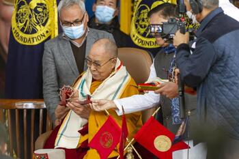 El Dalái Lama se disculpa tras su polémico beso con un menor