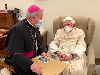 Iceta pide oraciones por el eterno descanso de Benedicto XVI