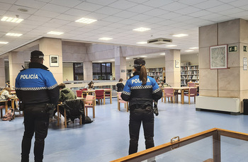 Policía Local en la biblioteca de Aranda frente al vandalismo