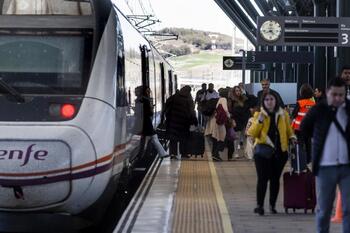 Renfe llena los trenes a Madrid, pero no reforzará el servicio