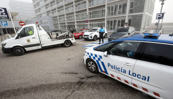 La Policía empieza a retirar coches mal aparcados en el HUBU