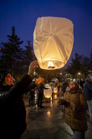 2.000 farolillos solidarios iluminan el cielo de Burgos