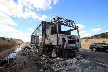 El incendio de un camión corta la A-1 a la altura de Bahabón