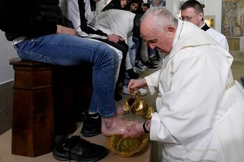El Papa lava los pies de 12 jóvenes presos por el Jueves Santo