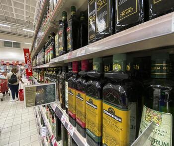 Los supermercados se blindan para evitar el hurto de aceite