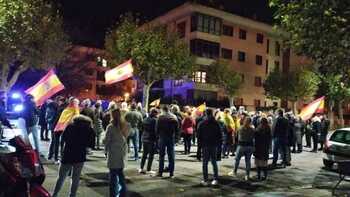 Medio centenar de personas se concentran ante la sede del PSOE