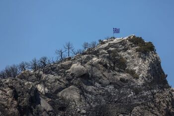 Los bomberos griegos siguen sin controlar el incendio en Evros