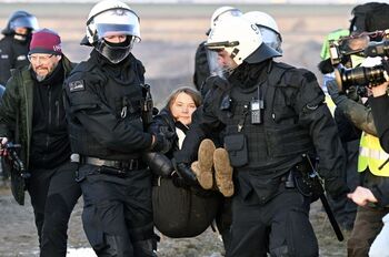 Greta Thunberg, retenida por la Policía en una protesta