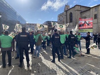 Protestas en Burgos para recibir a Pedro Sánchez