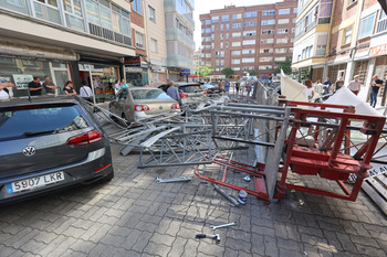 La caída de un andamio destroza varios coches en Gamonal