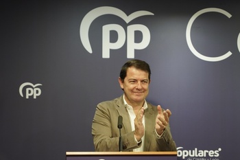 Mañueco y el PSOE se enzarzan en redes por la foto con Bildu