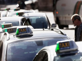 El Consistorio prevé elevar de 186 a 204 las licencias de taxi