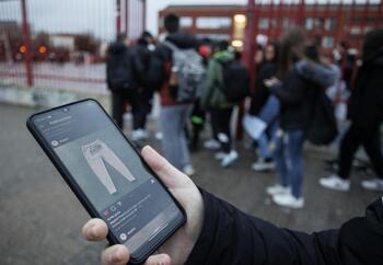 Los colegios activan sanciones para acotar el uso del móvil