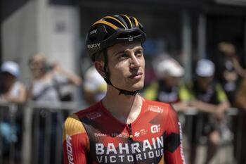 Fallece el ciclista Gino Mäder al caerse en la Vuelta a Suiza