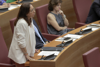 Llanos Massó, de Vox, elegida presidenta de Les Corts