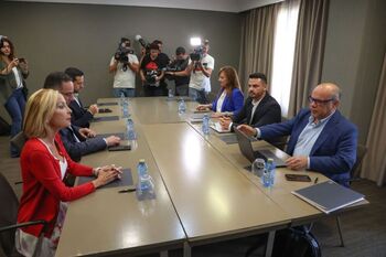 CC y PP acuerdan el pacto para gobernar juntos en Canarias