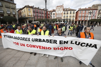 Protesta de los trabajadores de Urbaser en la Plaza Mayor