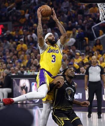 Los Lakers asestan el primer golpe