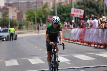 Markel Beloki estrena el maillot vino en la Vuelta a la Ribera
