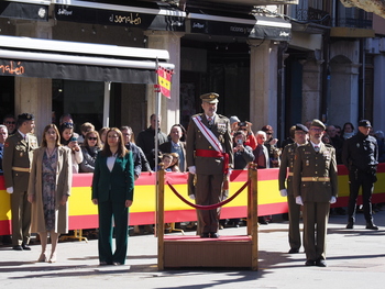 Un centenar de arandinos juran la bandera
