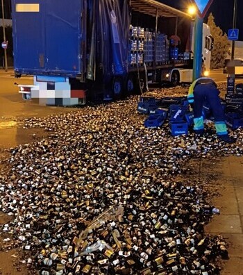 Un camión pierde su carga de cervezas en Alcalde Martín Cobos