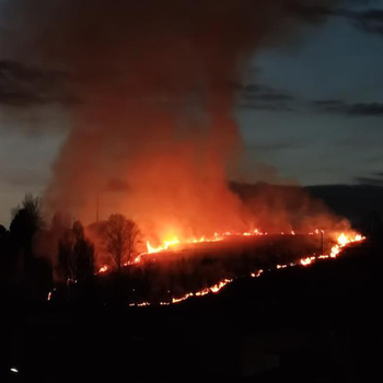Apagan un incendio forestal junto al casco urbano de Briviesca