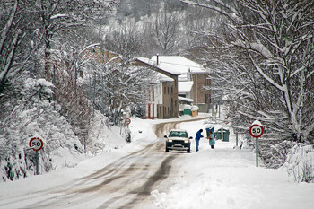 La nieve cierra 18 tramos de carreteras en la Comunidad