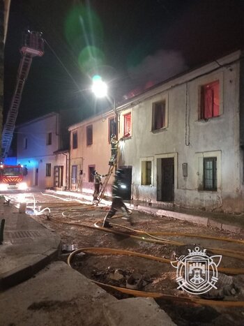 El fuego quema dos casas en Rioseras