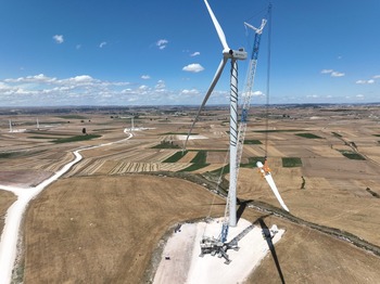 Iberdrola instala el primer gigante del parque eólico Buniel